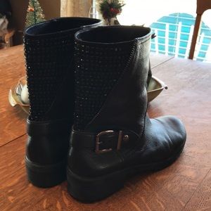 Size 9M  Black LeatherGianni Bini short boots